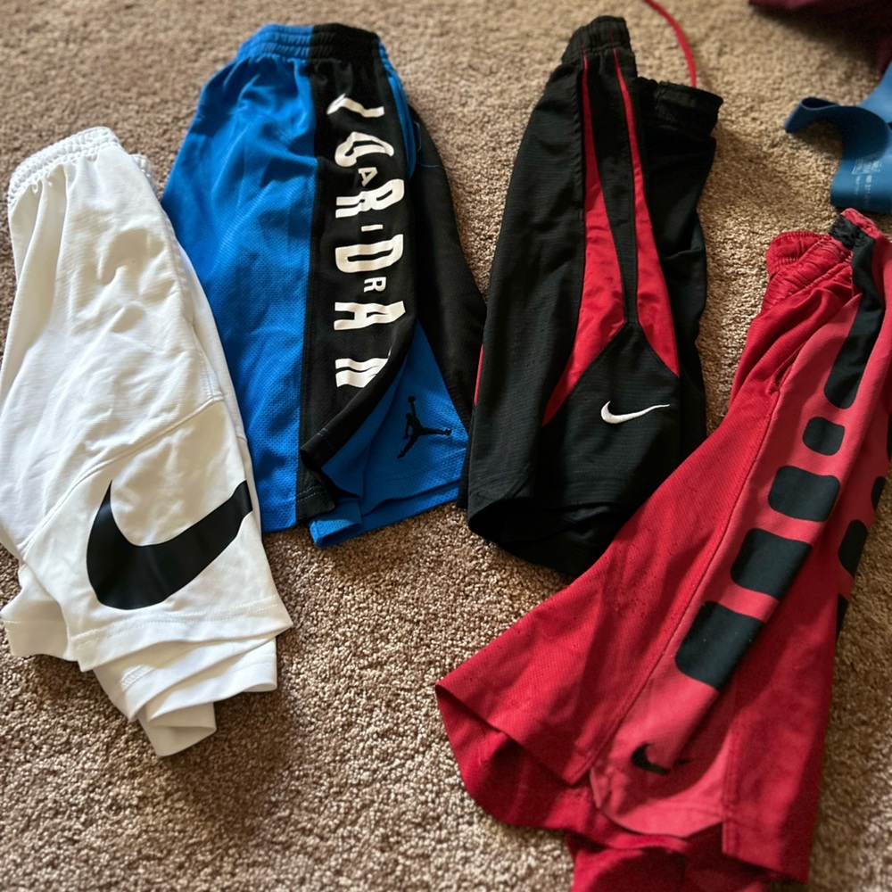 4 pairs of shorts (Nike and Air jordan) unisex